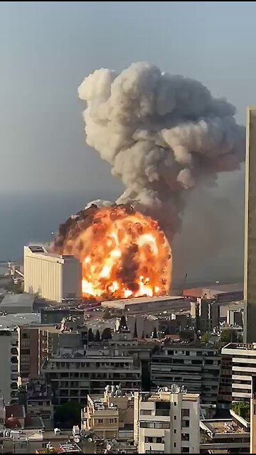 From the middle of the sea 😎 A terrifying view of the explosion 💥💣⚓☄of the Beirut port