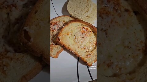 Delicious & quick eggs in a hole #eggsinahole #eggs #toast #breakfast #easybreakfast #delicious