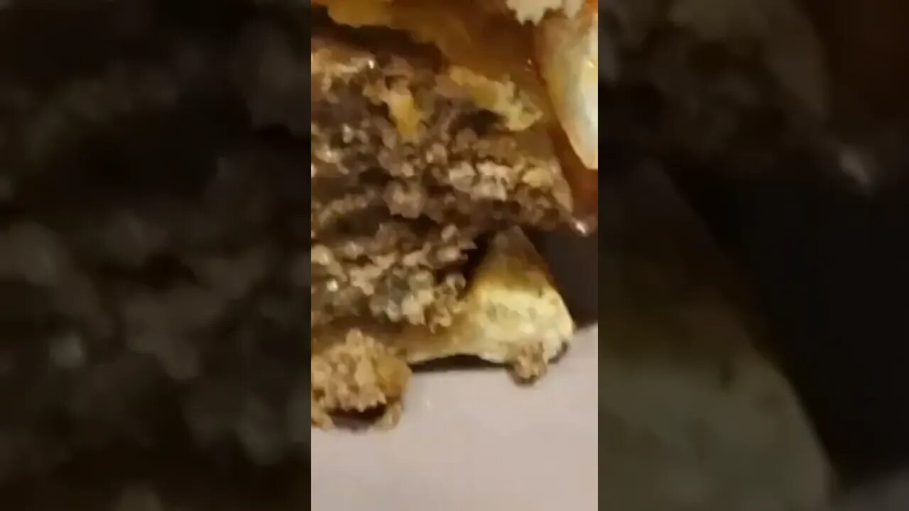You won't believe how easy cheeseburgers are to make #shorts 🇺🇸🍔🤤