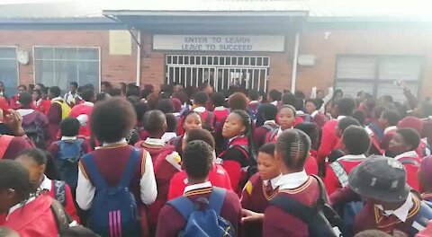 South Africa - Cape Town - Bloekombos closing near schools day 2 Protest (Video) (SoL)