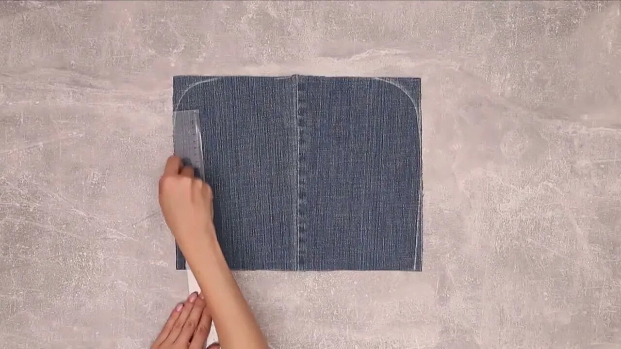 I cut my old jeans and I sewed a cool bag - a DIY bag