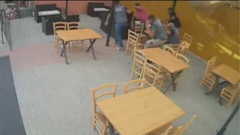 Que susto! Homens escapam de grave acidente durante refeição