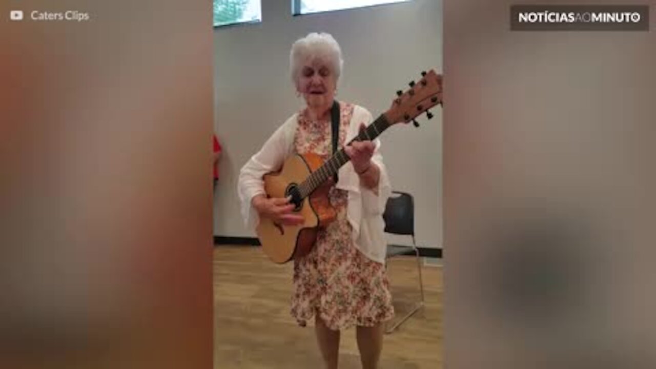 Senhora de 90 anos canta sobre o envelhecimento em aniversário