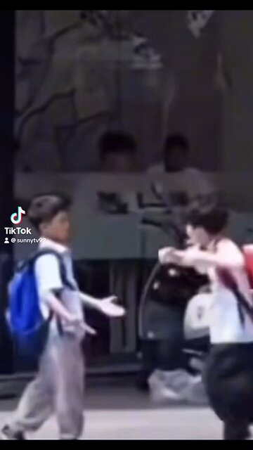 Kids having a dance battle in public 😂👍🏽