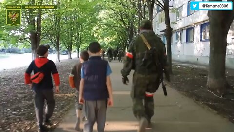 ロシア連合軍と遊ぶ子供たち