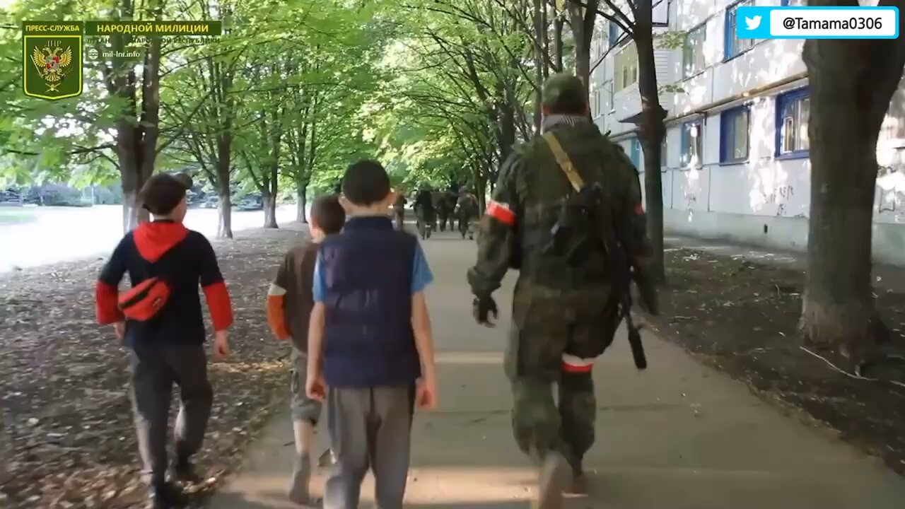 ロシア連合軍と遊ぶ子供たち