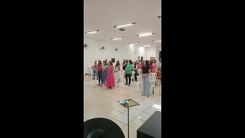 Dia da mulher na igreja resplandecente