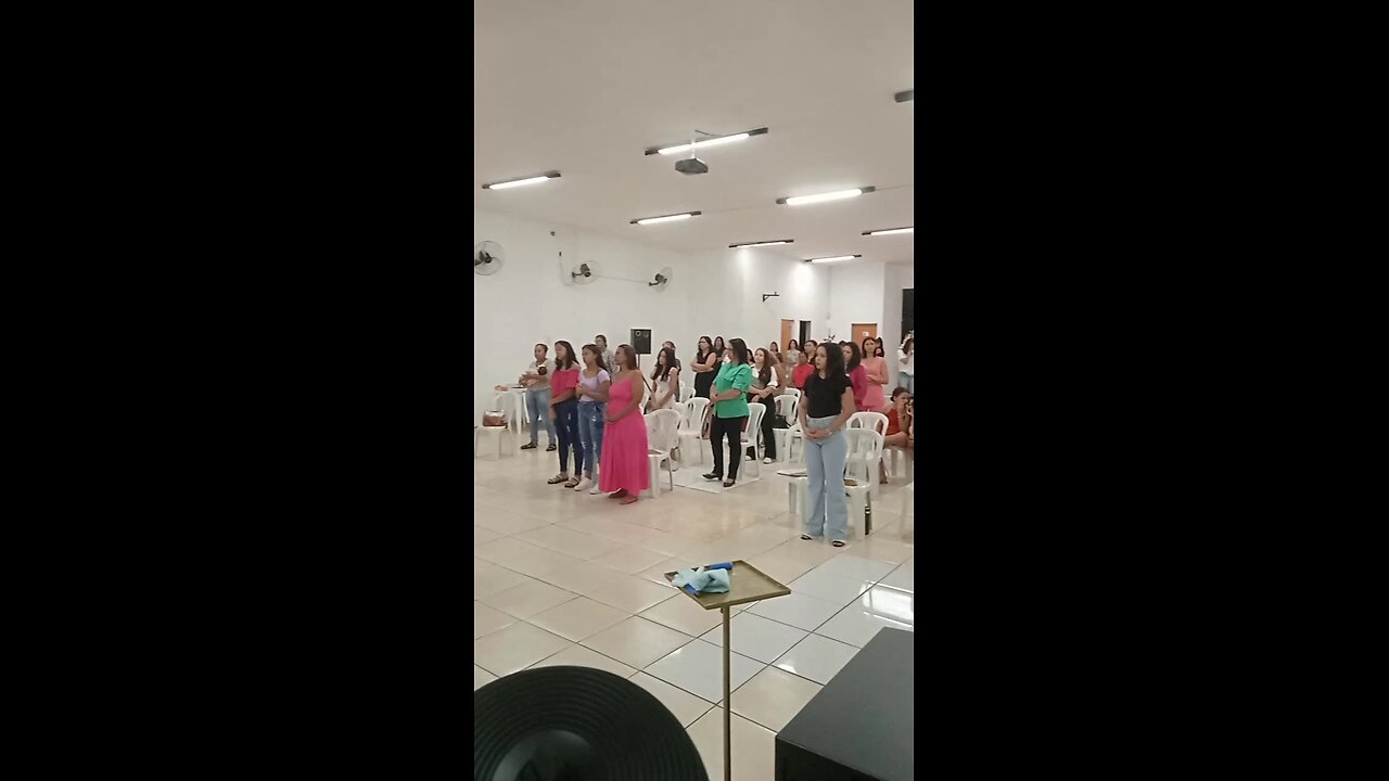 Dia da mulher na igreja resplandecente