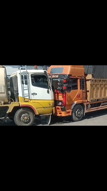 Truck Tabrakan Adu Banteng