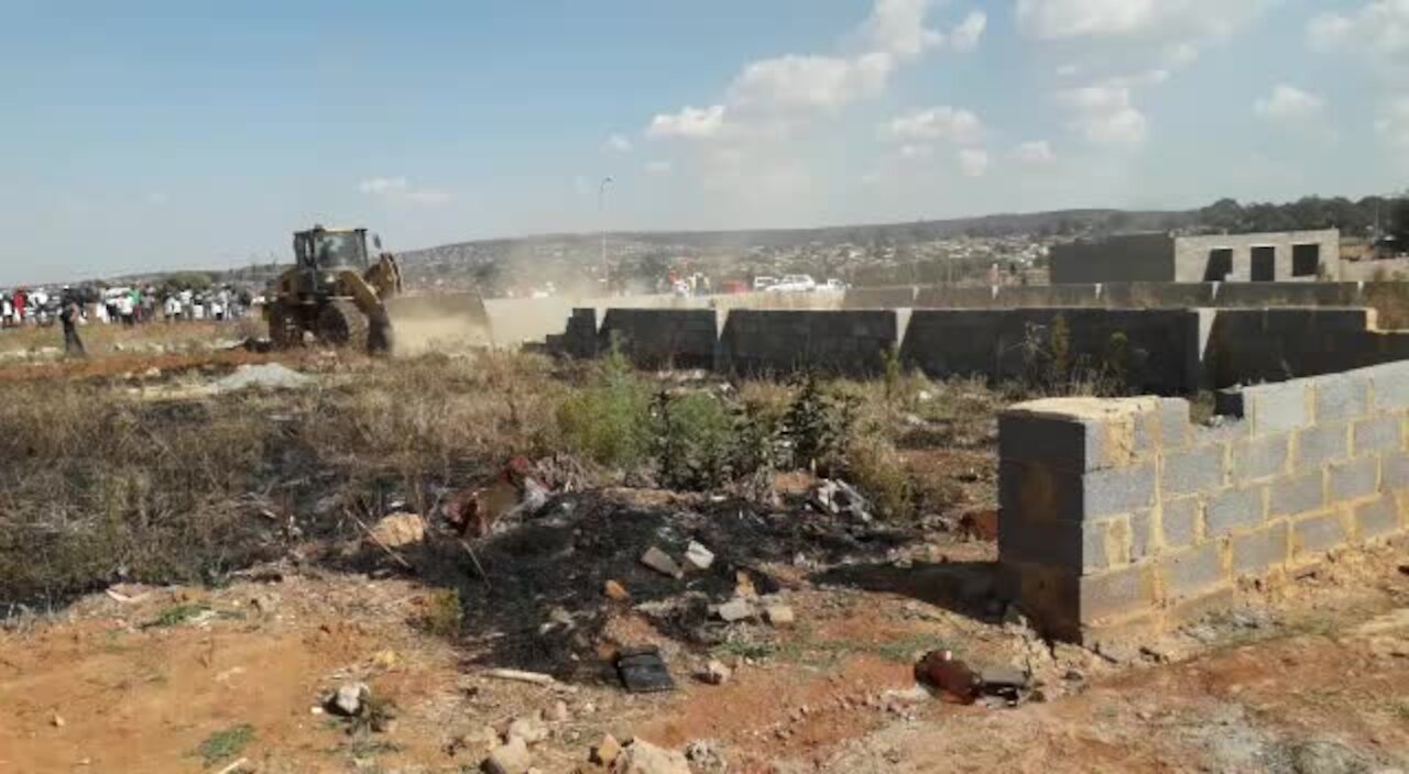 SOUTH AFRICA - Johannesburg - Land grabs in Lenesia (videos) (oeN)