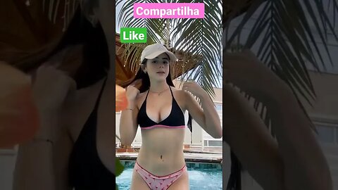 novinha linda pegando uma piscina no primeiro dia do ano de 2023