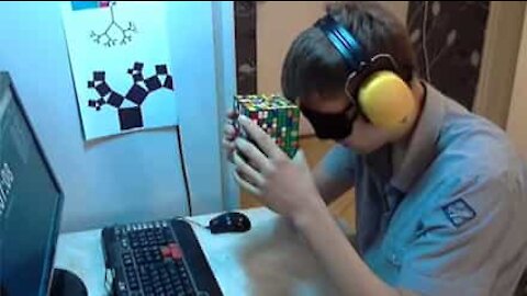 Giovane risolve il cubo di Rubik con gli occhi bendati!