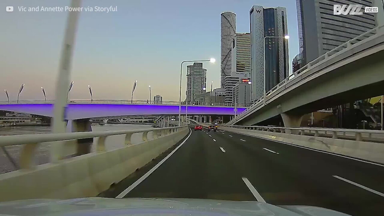 Vetri spaccati: uomo lancia una bottiglia contro un'auto in autostrada
