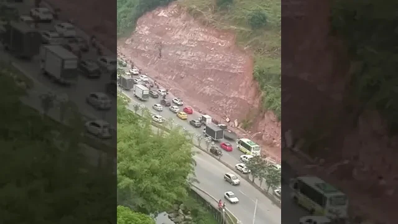 Panorama vial en Macpollo a causa del 'Plan tortuga' que realiza el gremio de taxistas