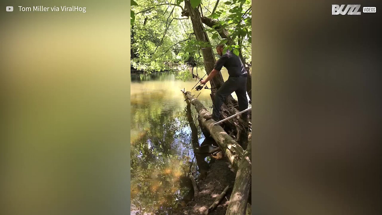 Arqueiro quase é atingido pela própria flecha
