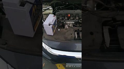 trocando a bateria do meu carro com uso de bateria reserva pra não perder os dados do rádio e etc