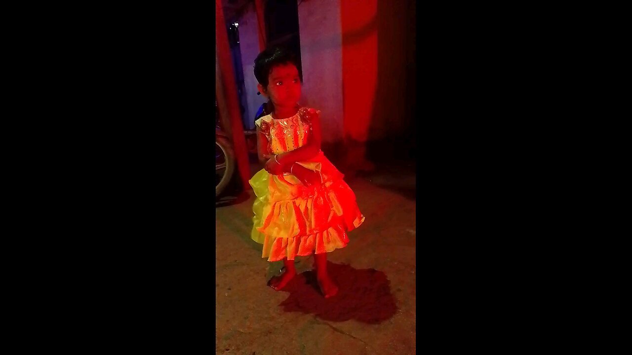 meri pyari bachhi Diwali ke din pathake dekh ke khus ho gyi