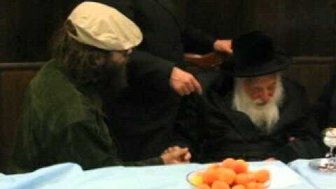 Skulener Rebbe blesses a baal tshuva from Queens