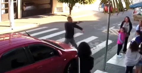 Man Tries To Kidnap A Child At Gunpoint [Graphic]