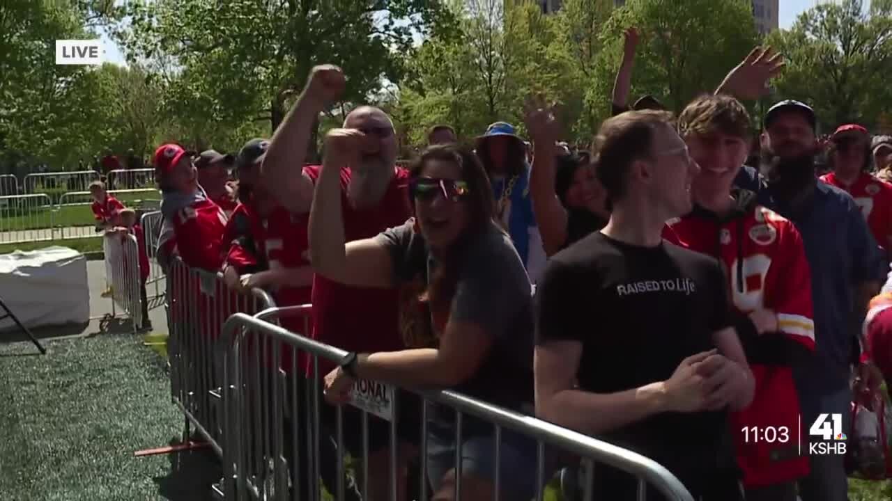 Daniela Leon live at the draft experience