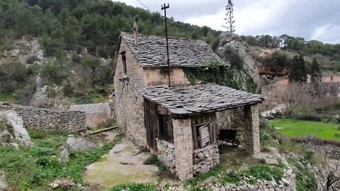 VLOG EM DOL NA CROACIA CAVERNAS E CASAS DE PEDRAS E O FANTASMA VIVER