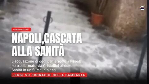 L'acquazzone di oggi pomeriggio a Napoli ha trasformato via Cristallini al rione Sanità in un fiume