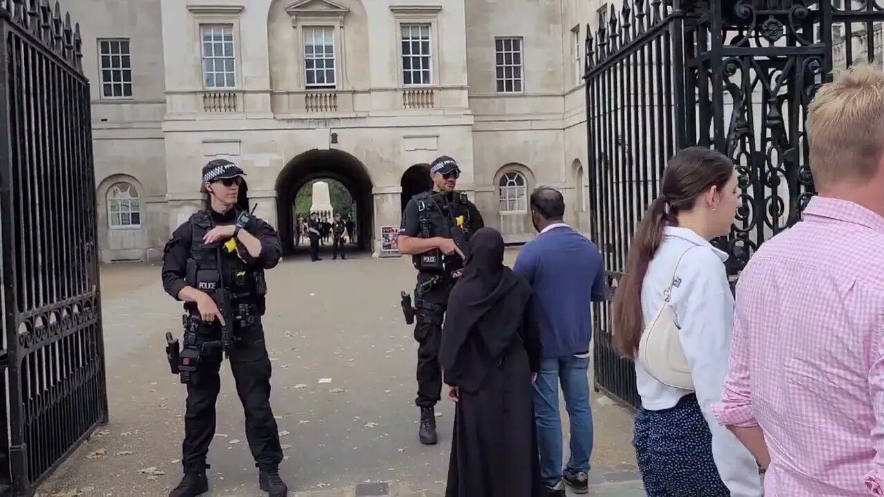 police stop jogger from entering horse Guards parade #horseguardsparade