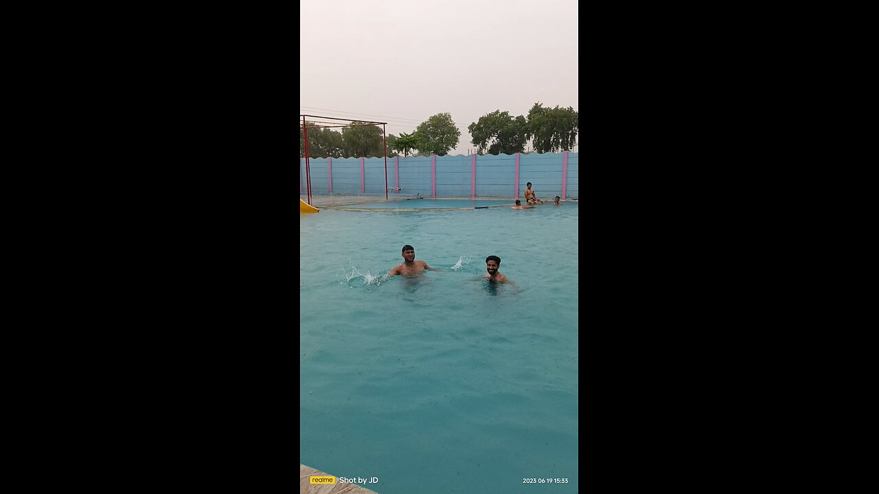 Enjoying in swimming pool with friends 💕💕💕😂