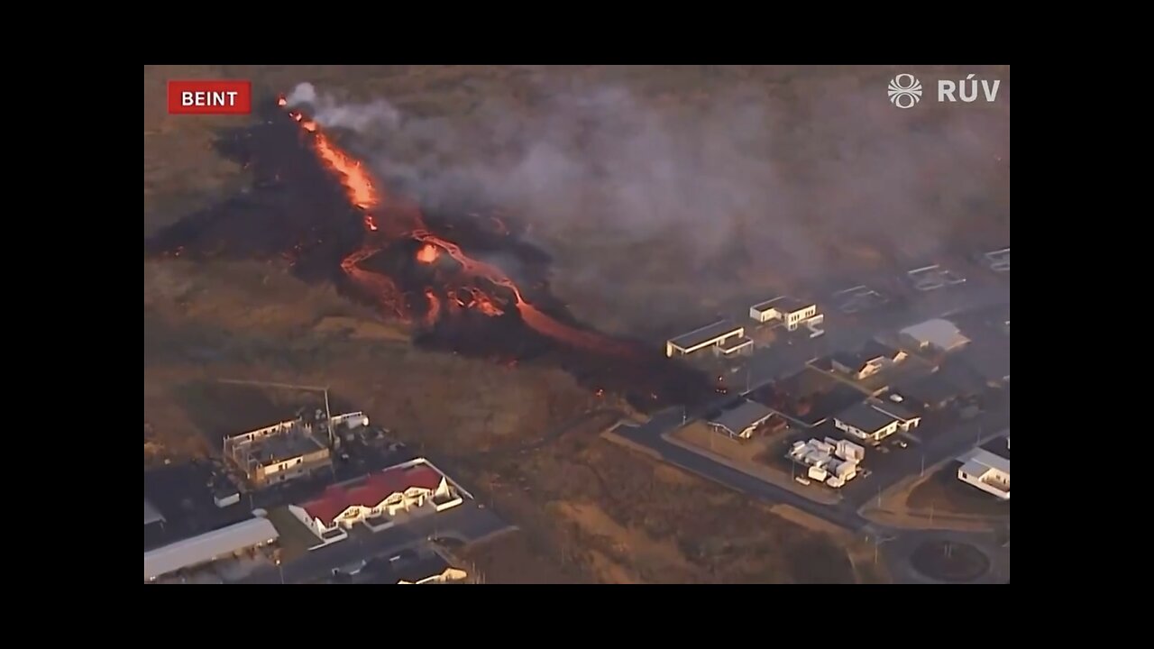 VOLCANO ERUPTS🌋🏘️IN SMALL TOWN GRINDAVIK ICELAND🌋🏡💫