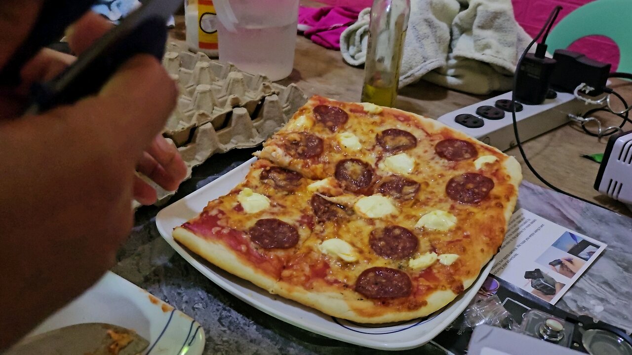 How to cut pizza without a pizza cutter