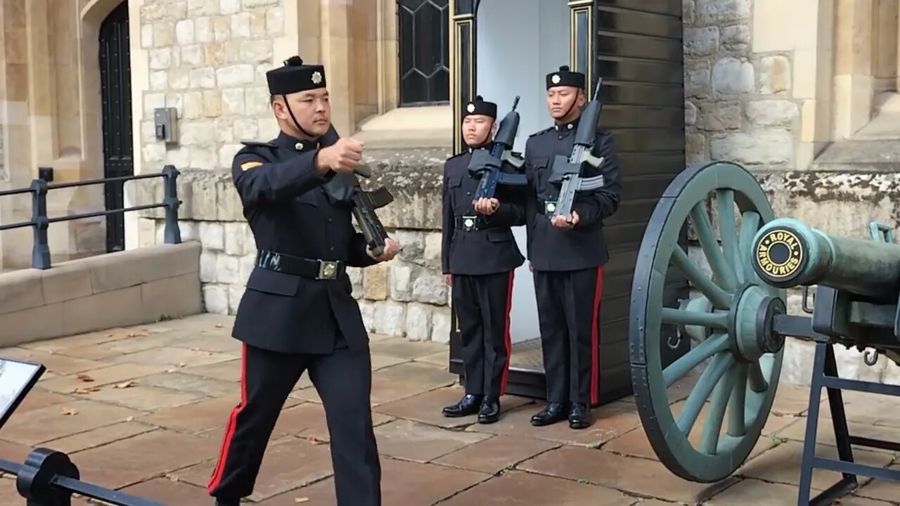 the change over of the ghurka guards #toweroflondon