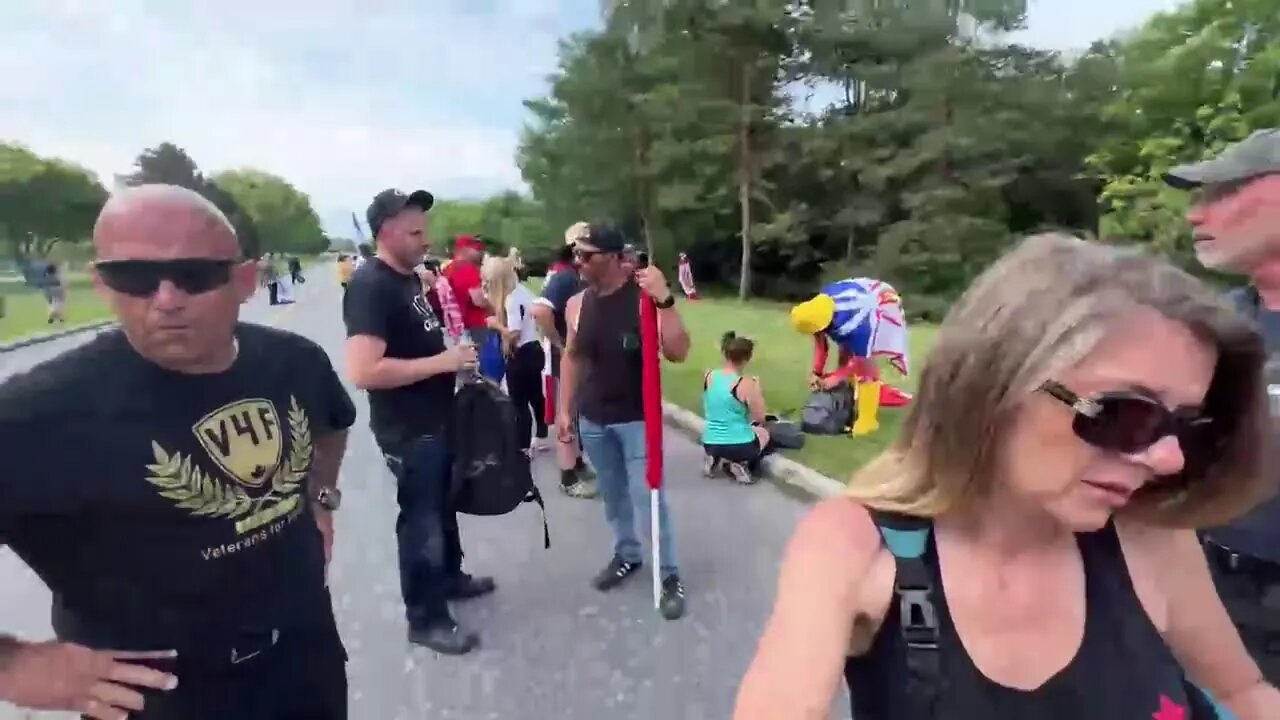 LIVE 🔴 The #churchofBuBBles follow #Jamestopp as he approaches the war monument.