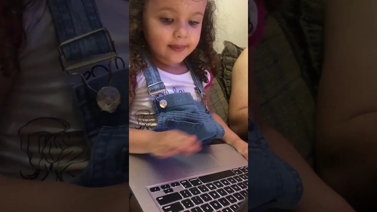 MEMEL NAVEGANDO NA INTERNET E CURTINDO UM VIDEO / MEMEL BROWSING THE INTERNET AND ENJOYING A VIDEO