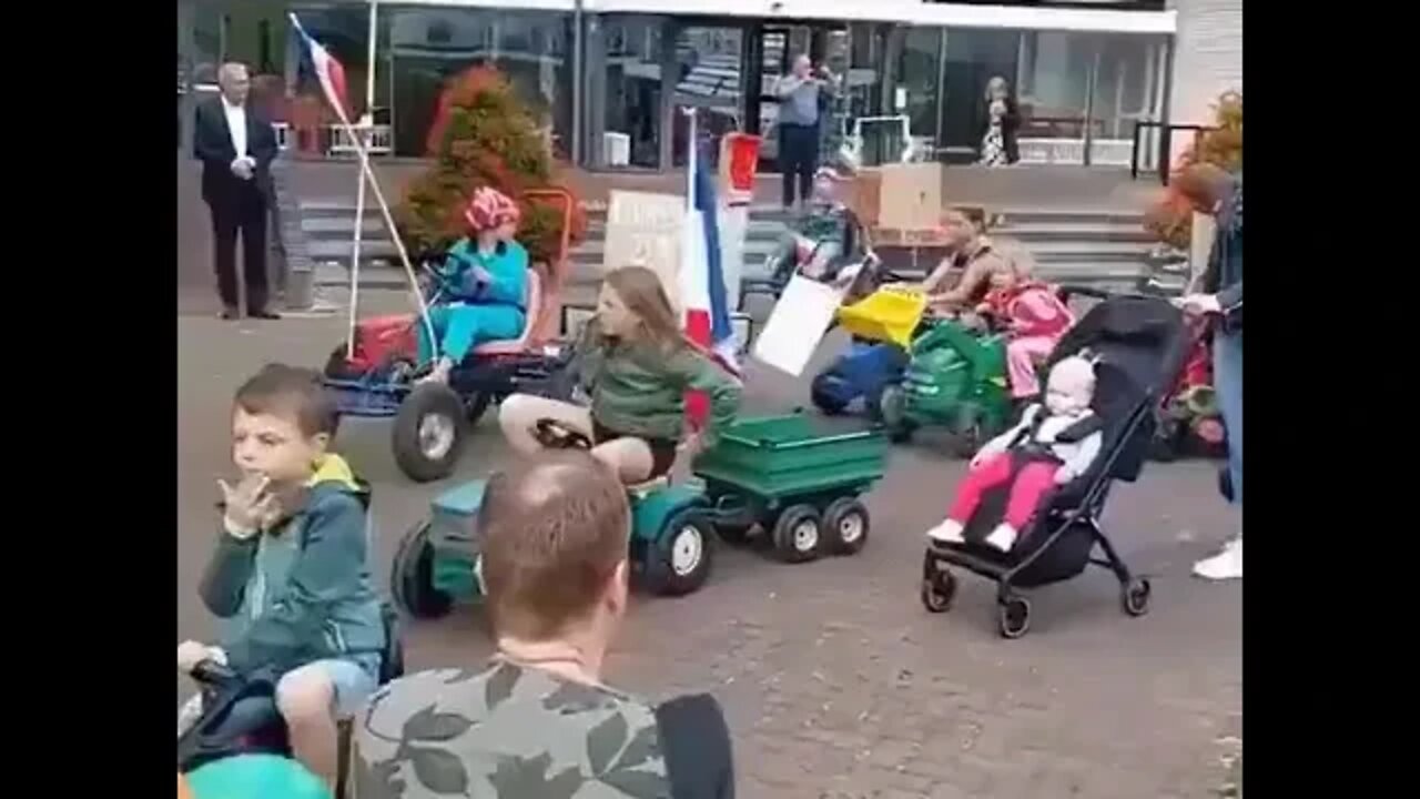 Dutch children showing their support for the farmers protests 🙏🏻