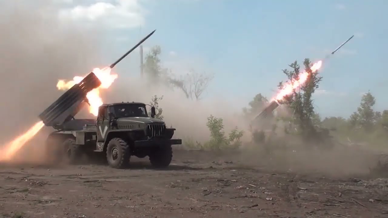 Russian marines' Grad MRLS and Giatsint-B howitzer crews strike AFU firing positions