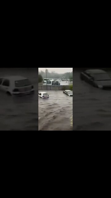 Los Automóviles flotan por las calles en Ucrania CLIMA SEVERO