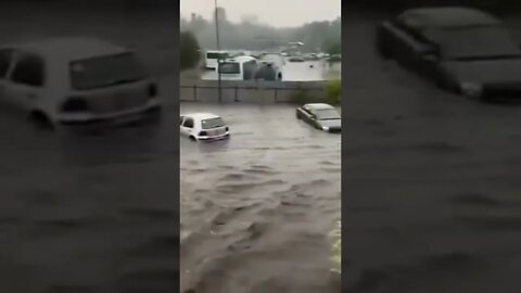 Los Automóviles flotan por las calles en Ucrania CLIMA SEVERO