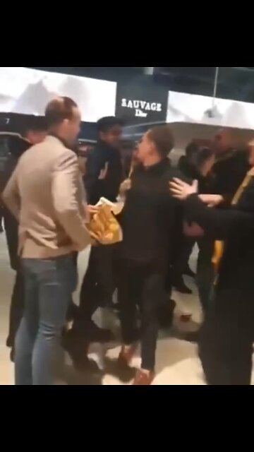 Dude got knock the Fck out!