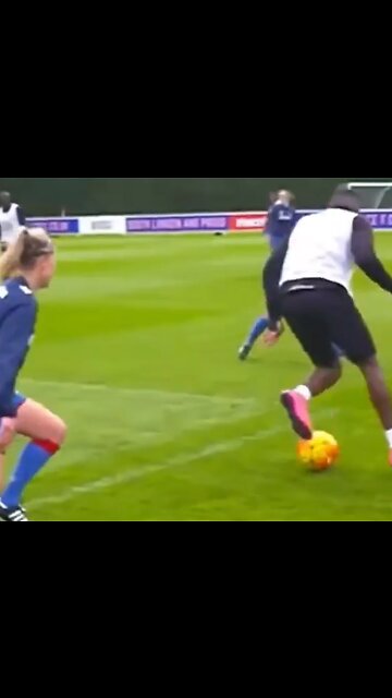 Ein Mann gegen ein ganzes Frauen-Fußballteam