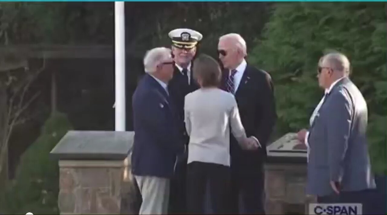 Pucker up, sis!: Biden lands familial smoocher at memorial unveiling for son Beau