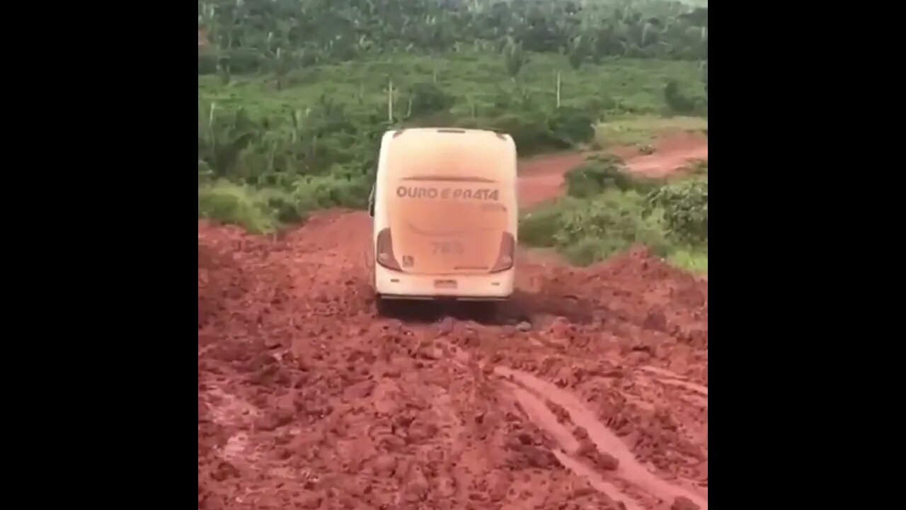 ÔNIBUS DA OURO E PRATA NA ESTRADA DE BARRO