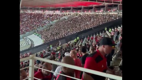 Torcida do Corinthians calando a do Flamengo no Maracanã mesmo após derrota