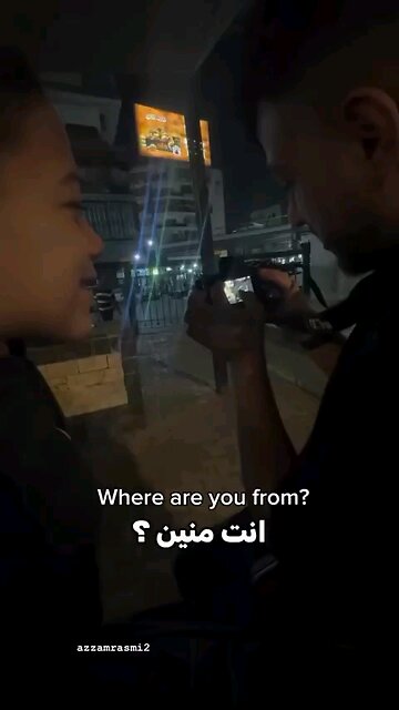 Kind Egyptian boy shares home and free candy with homeless Palestinian in heartwarming gesture.⏬Desp