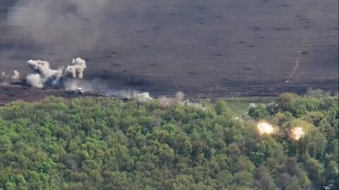 Ukrainian forces with artillery destroyed two Russia-n tanks!