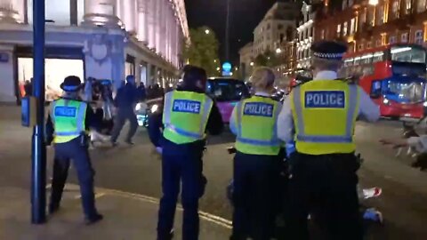 Violence & arrests being made from 420 Day on Oxford Street - Police dogs used and batons drawn