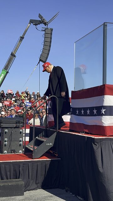 Donald Trump dances in Lititz, Pennsylvania rally 2 days before election