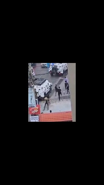 BREAKING: Lebanese civilians are now attacking UNIFIL vehicles in Beirut, calling them 'Zionist dog'