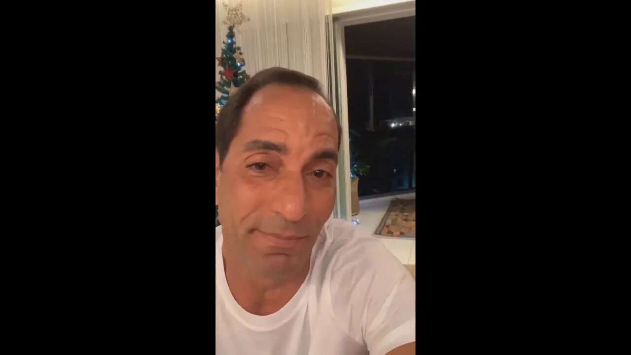 Edmundo emocionado desejando um Feliz Natal