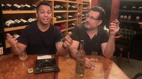 Degustando o charuto Fratello harmonizando com cachaça safra 1985.