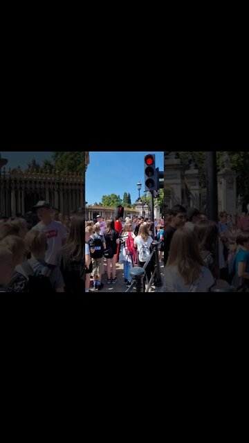 the queen's guard waits to cross the road with the tourist #buckinghampalace
